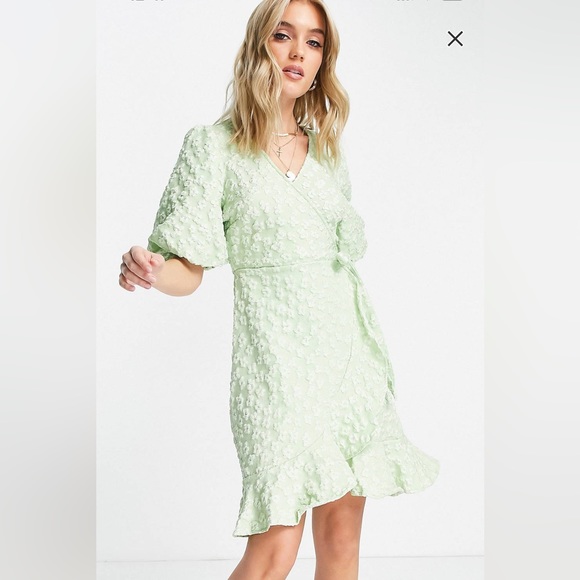 BNWT Embroidered Wrap Puff Sleeve Dress - Picture 7 of 8